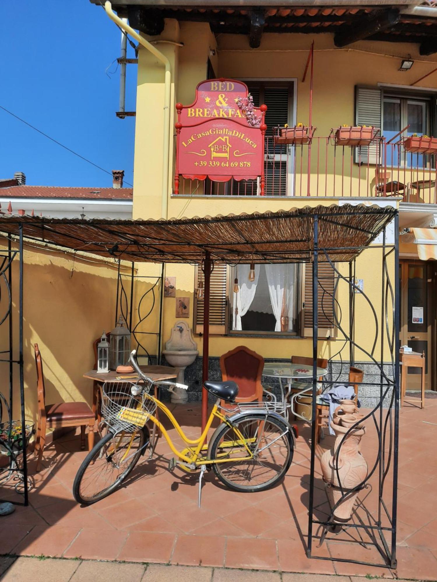 B&B La Casa Gialla Di Luca Mazzè Eksteriør bilde